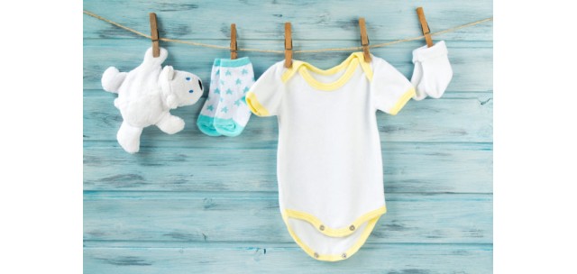 Как и чем правильно стирать вещи для новорожденных